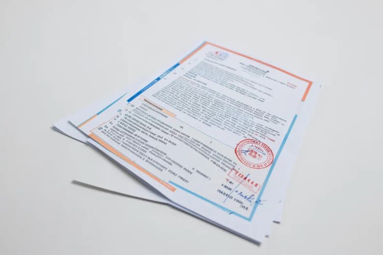 Página de um documento oficial com texto e carimbos, close-up.